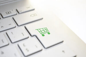Comprou e não recebeu - teclado branco com uma tecla com um carrinho de compras verde