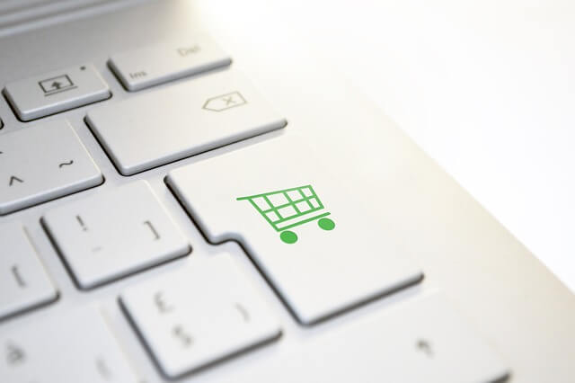 Comprou e não recebeu - teclado branco com uma tecla com um carrinho de compras verde