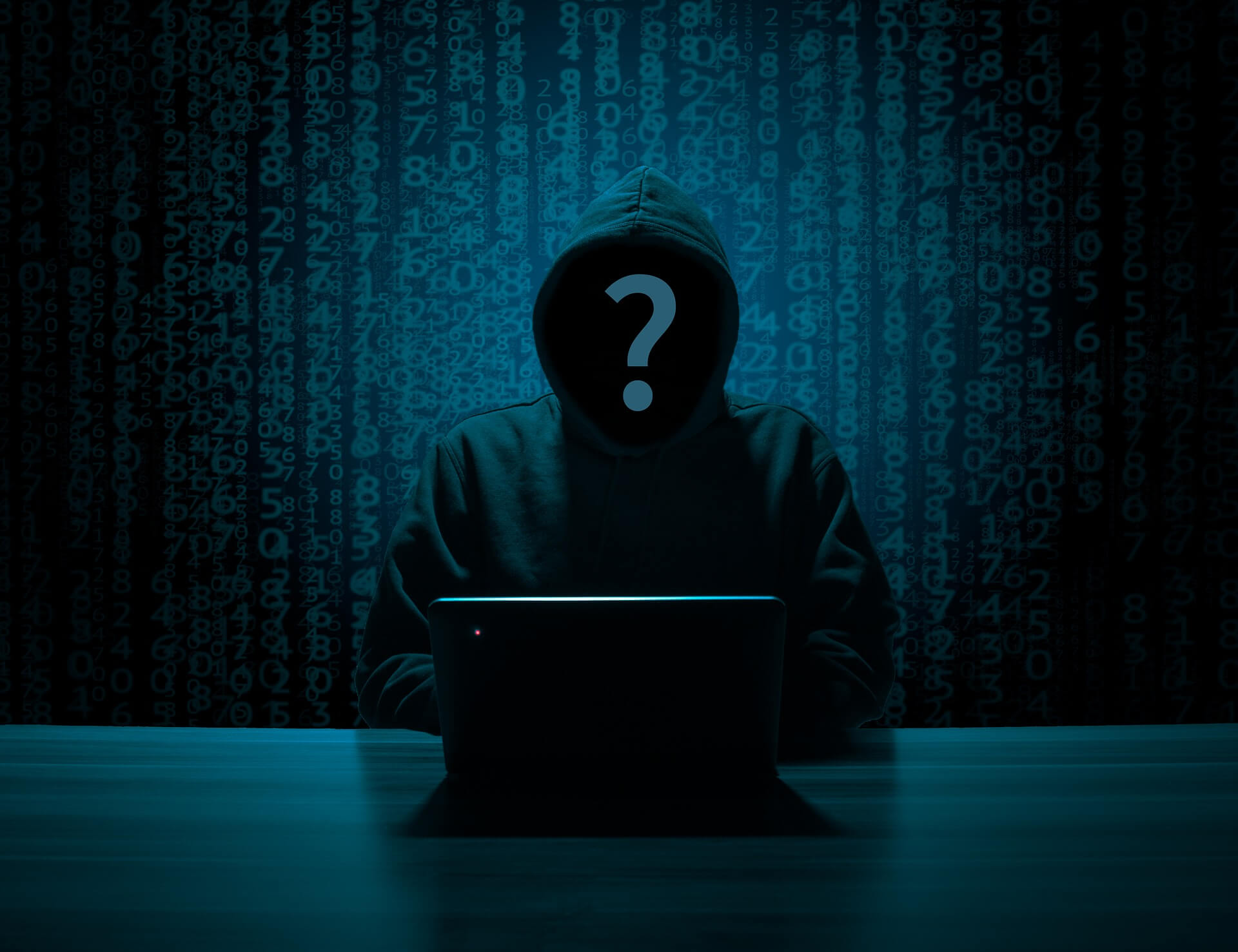 Como recuperar Youtube hackeado 1 - foto de um hacker com um laptop, no qual o rosto do hacker é uma interrogação.