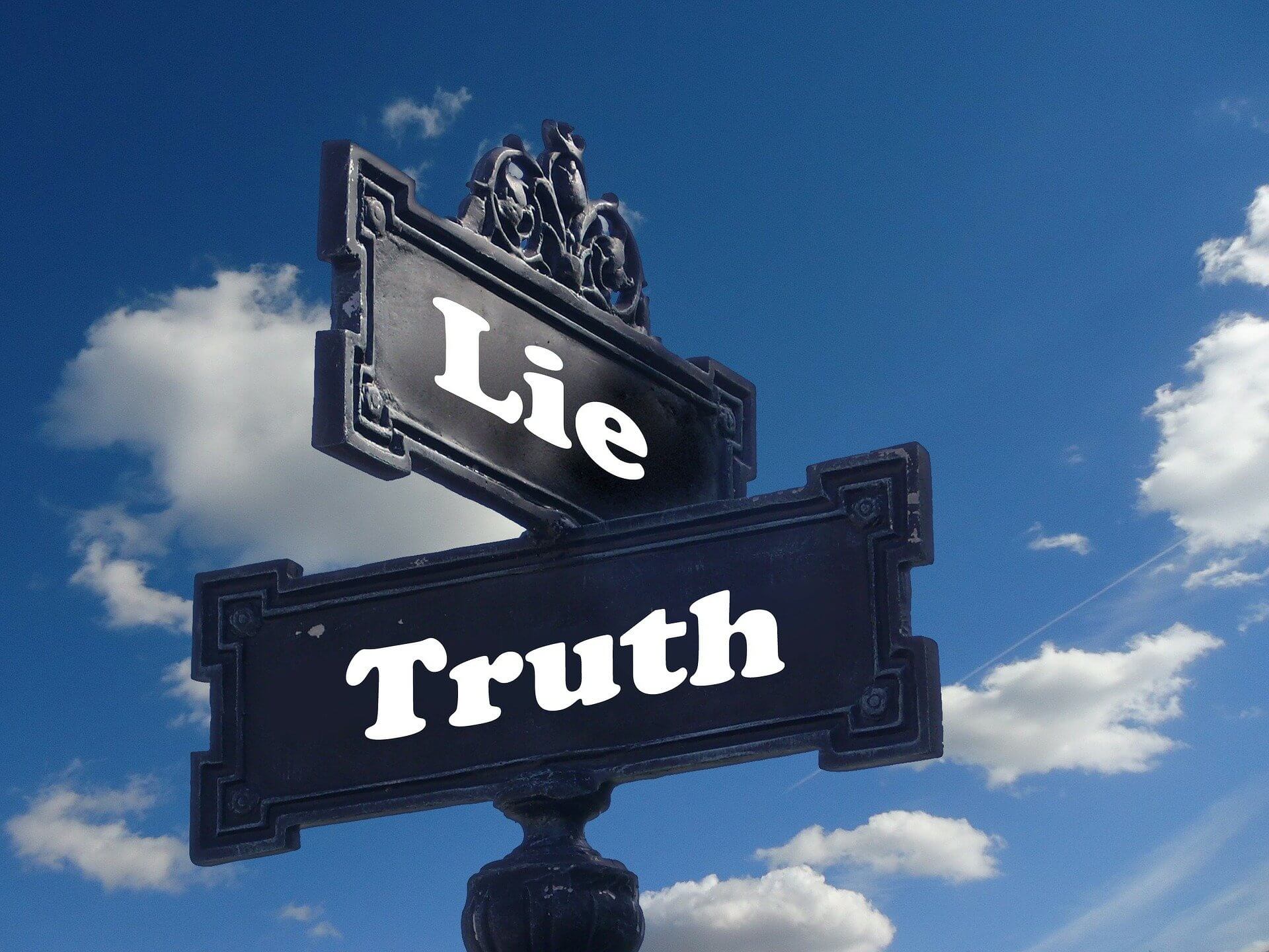 é crime falar a verdade - placas de rua com ceu azul ao fundo com os dizeres lie para a direta e truth para a esquerda