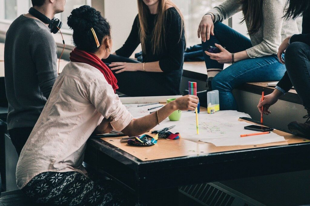 como terceirizar 1 - imagem de jovens em uma reunião de trabalho em um escritório