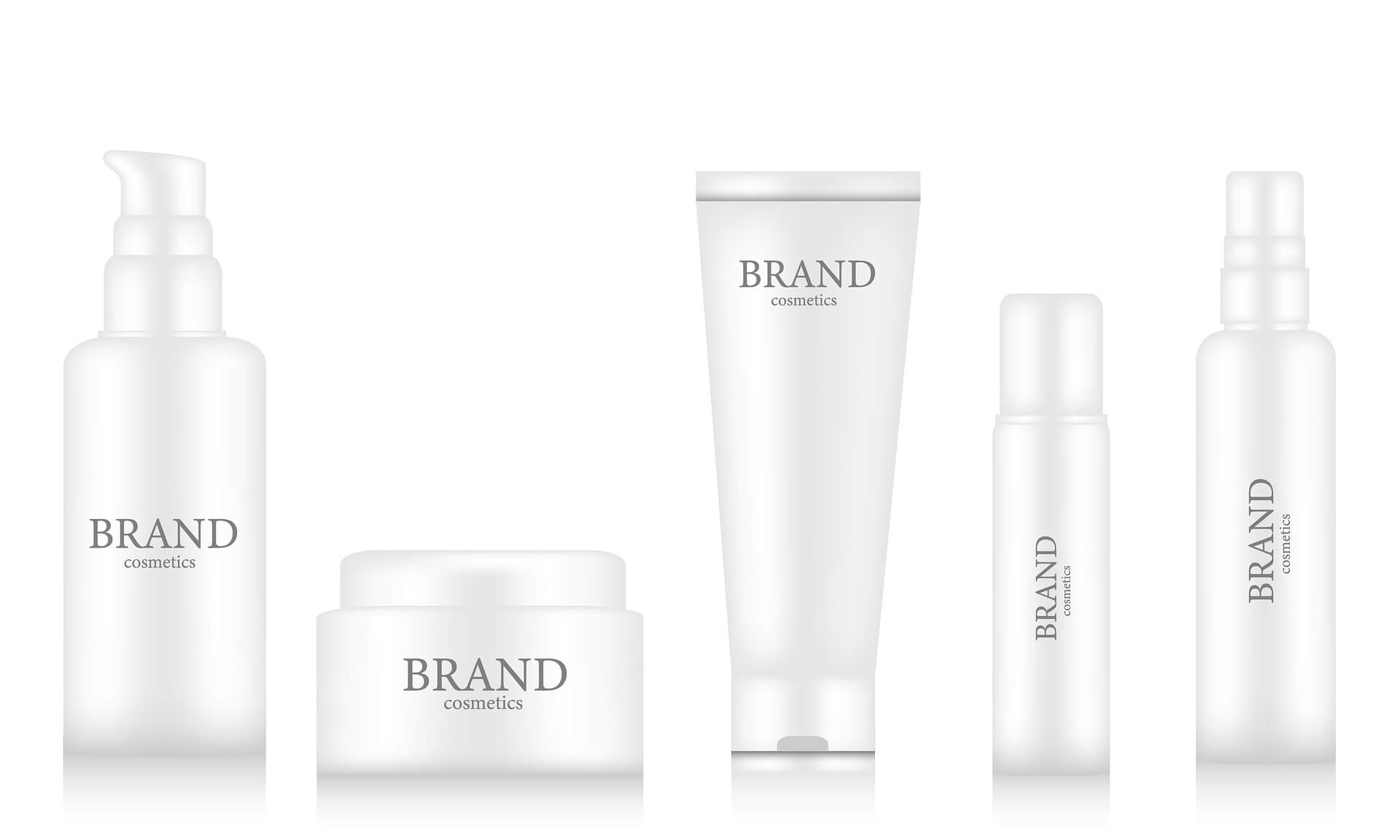 Como registrar uma marca 1 - Imagem de diversas embalagens de cosméticos com a palavra em inglês "Brand" ou "marca", sobre fundo branco.