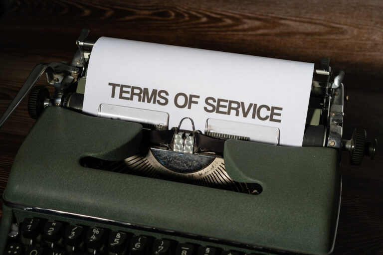 termos de uso 1 - imagem de uma máquina de escrever, com um papel no qual está escrito em inglês terms of service