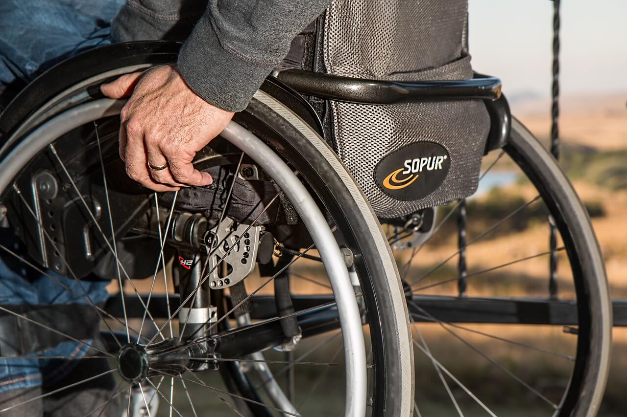 Falta de acessibilidade 2 - imagem de um senhor branco idoso em uma cadeira de rodas