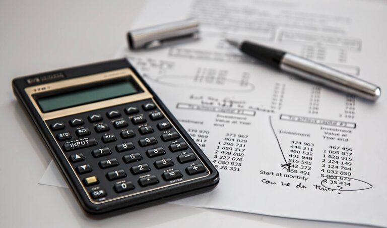 Como pedir restituição de ITCMD - imagem de uma calculadora e guias de pagamento