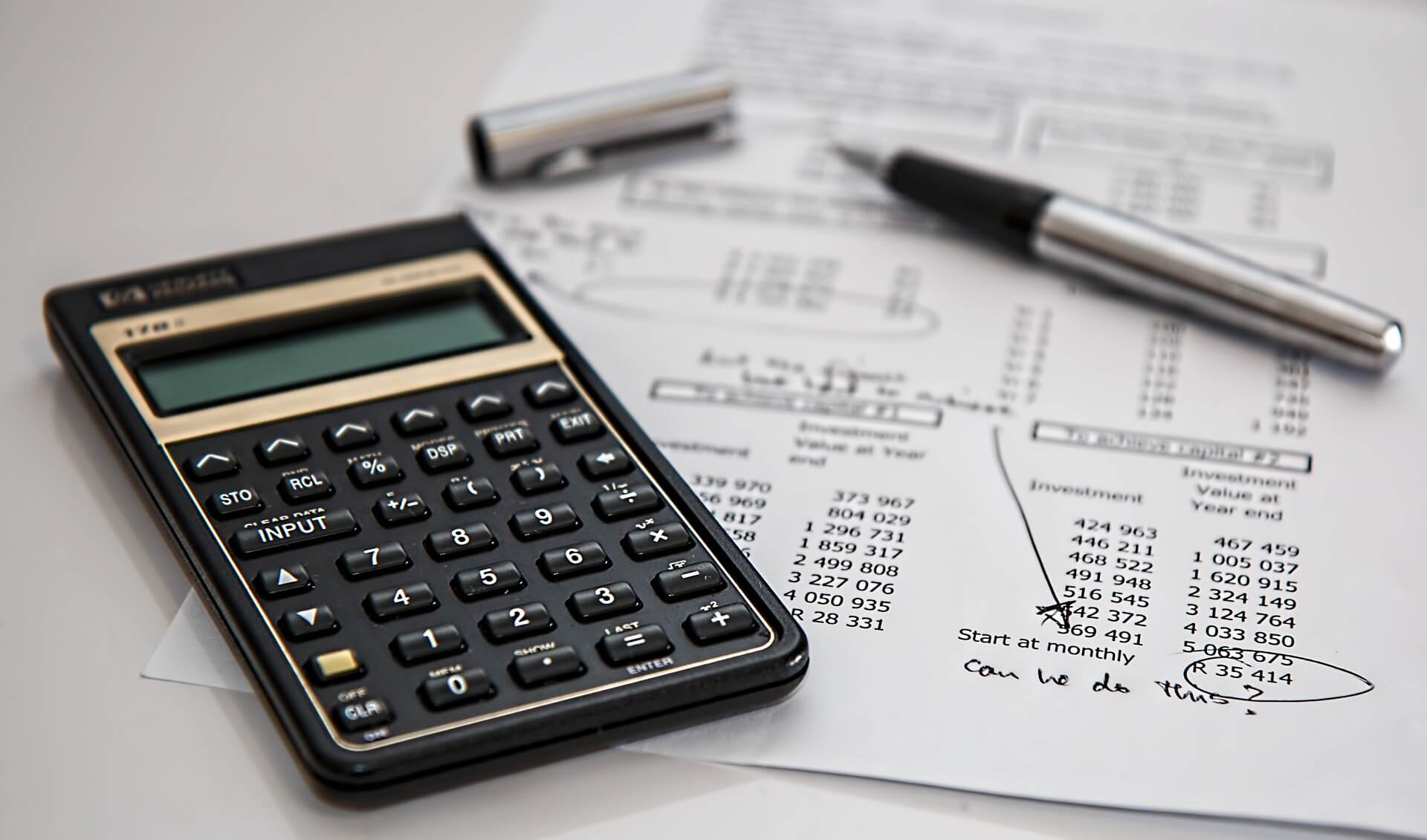 Como pedir restituição de ITCMD - imagem de uma calculadora e guias de pagamento