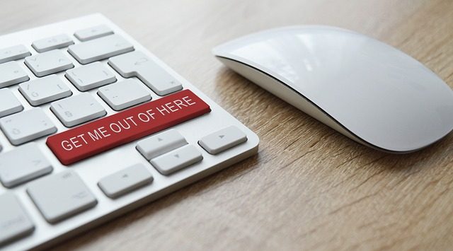 Foi exposto na internet 2 - Imagem de teclado e mouse, com uma tecla no teclado em cor vermelha com os dizeres em inglês "me tire daqui"