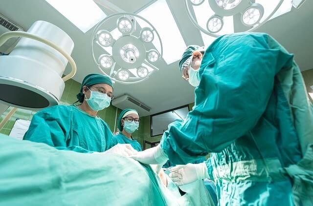 Negativa de cirurgia bariátrica 2 - Foto de um centro cirúrgico no qual a esquipe médica vestida de verde está fazendo uma cirurgia