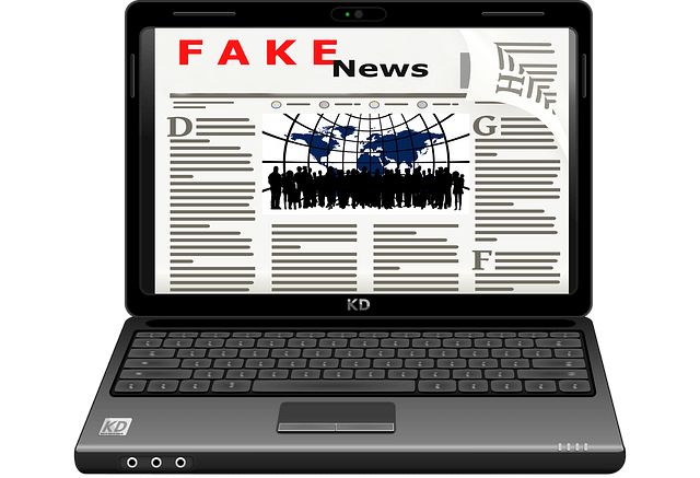 fake news 2 - arte digital de um laptop contendo na tela uma imagem de um jornal com a machete dizendo "fake news"